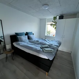  Lejlighed Nyrenoveret Med Balkon Og Parkering
